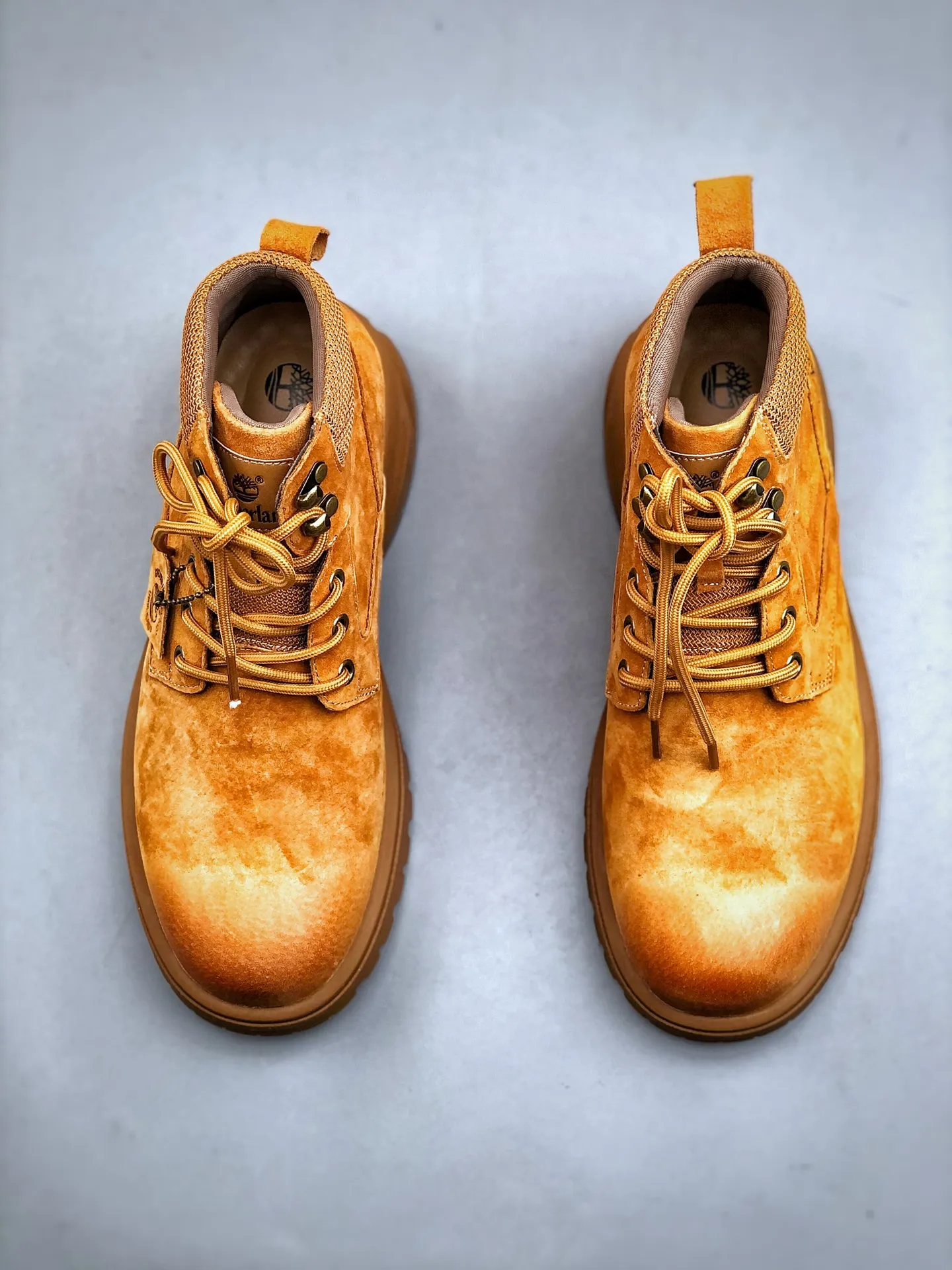 Local self-pickup💰560 supports store release. New goods🚀#Timberland Timberland/Timberland outdoor mid-cut casual rhubarb boots series. Guangdong factory quality. Original box and original packaging. The fabric is made of Italian 🇮🇹 top-grade frosted fine-grained cowhide. It is paired with anti-odor and anti-corrosion genuine leather latex insoles to give you a perfect wearing experience. High-quality and durable. A must-have for sportsmen. Specially designed to treat those who are not handsome. High-quality and first-class foot feel. Size: 38 39 40 41 42 43 44 (leather shoe size)